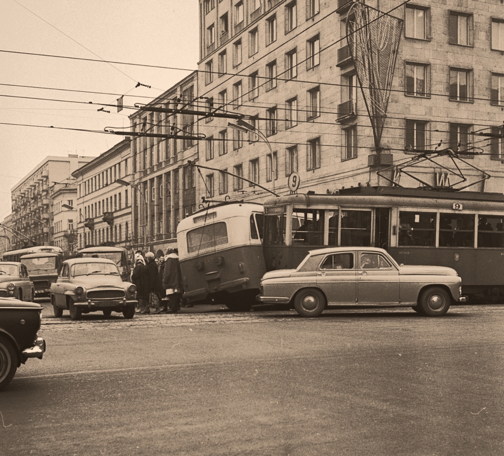 126
Przygody z tramwajami zawsze źle się kończą.
126: Skoda8TR, produkcja 1959, a kasacja jednak w 1971.

Foto: Jerzy Piasecki.
Zdjęcie jest własnością NAC.
Wszelkie prawa zastrzeżone.

Słowa kluczowe: Skoda8TR 126 53 WagonN 9 AlejeJerozolimskieKrucza 1968