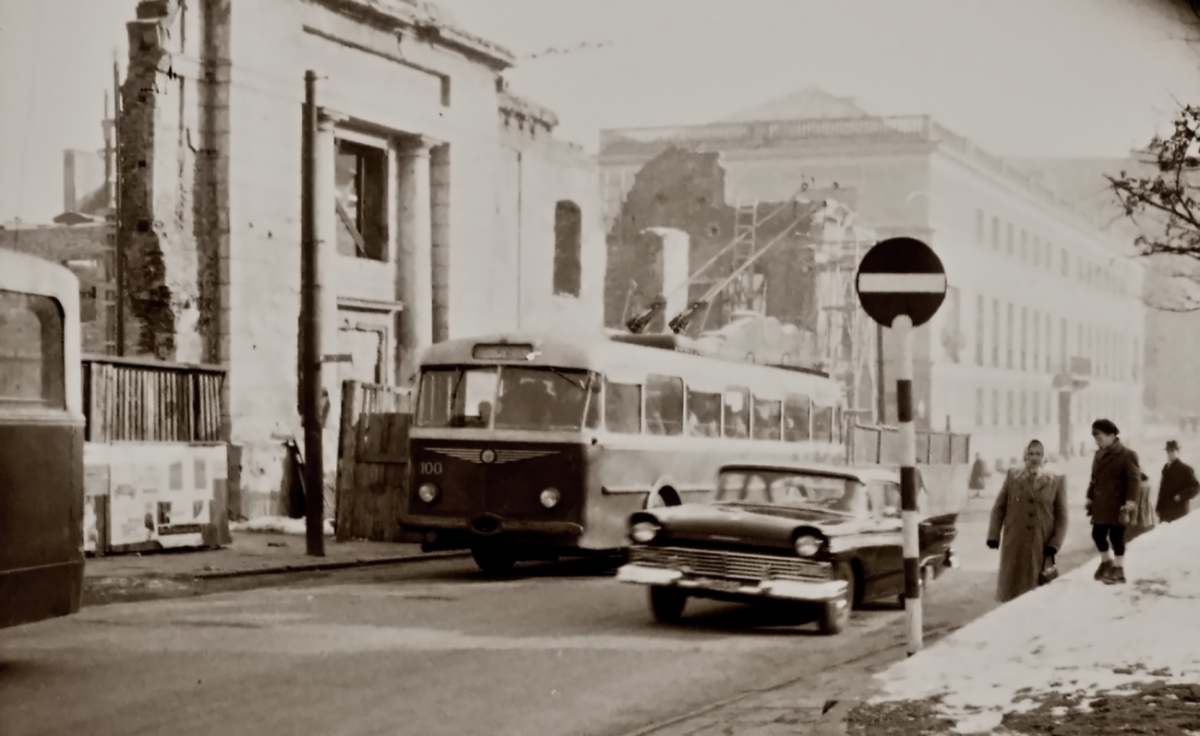 100
100: 8Tr3, produkcja 1955, R8(Łazienkowska), R9, kasacja 1967.

Foto: Jerzy Szeliga.
Zdjęcie jest własnością NAC.
Wszelkie prawa zastrzeżone.

Słowa kluczowe: Skoda8Tr 100 56 KrakowskiePrzedmieście 1956