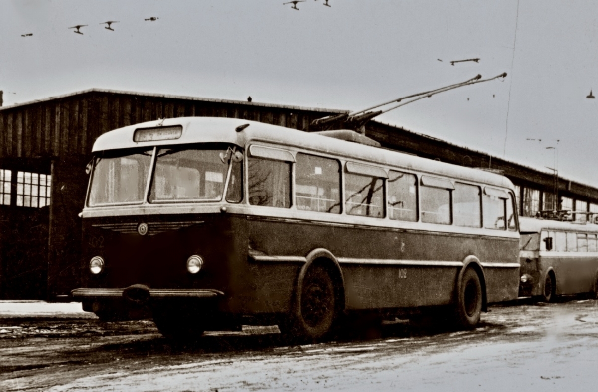 102
Pojawiło się trzecie lusterko przednie.
8Tr3 102: produkcja 1955, R8(Łazienkowska), od 1960 R9, kasacja 1968.

Z archiwum MZA.
Słowa kluczowe: Skoda8Tr3 102 53 ZajezdniaŁazienkowska 1955