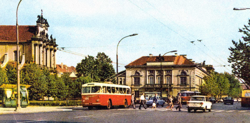 Skoda 8Tr, Jelcz AP02
Kiosk z kwiatami, piękna Skoda, a za nią długi ogór.  Protoplasta Fiata 125 przed pasami.
Co tu gadać.
Słowa kluczowe: 8Tr 53 AP02 144 KrakowskiePrzedmieście Lata60