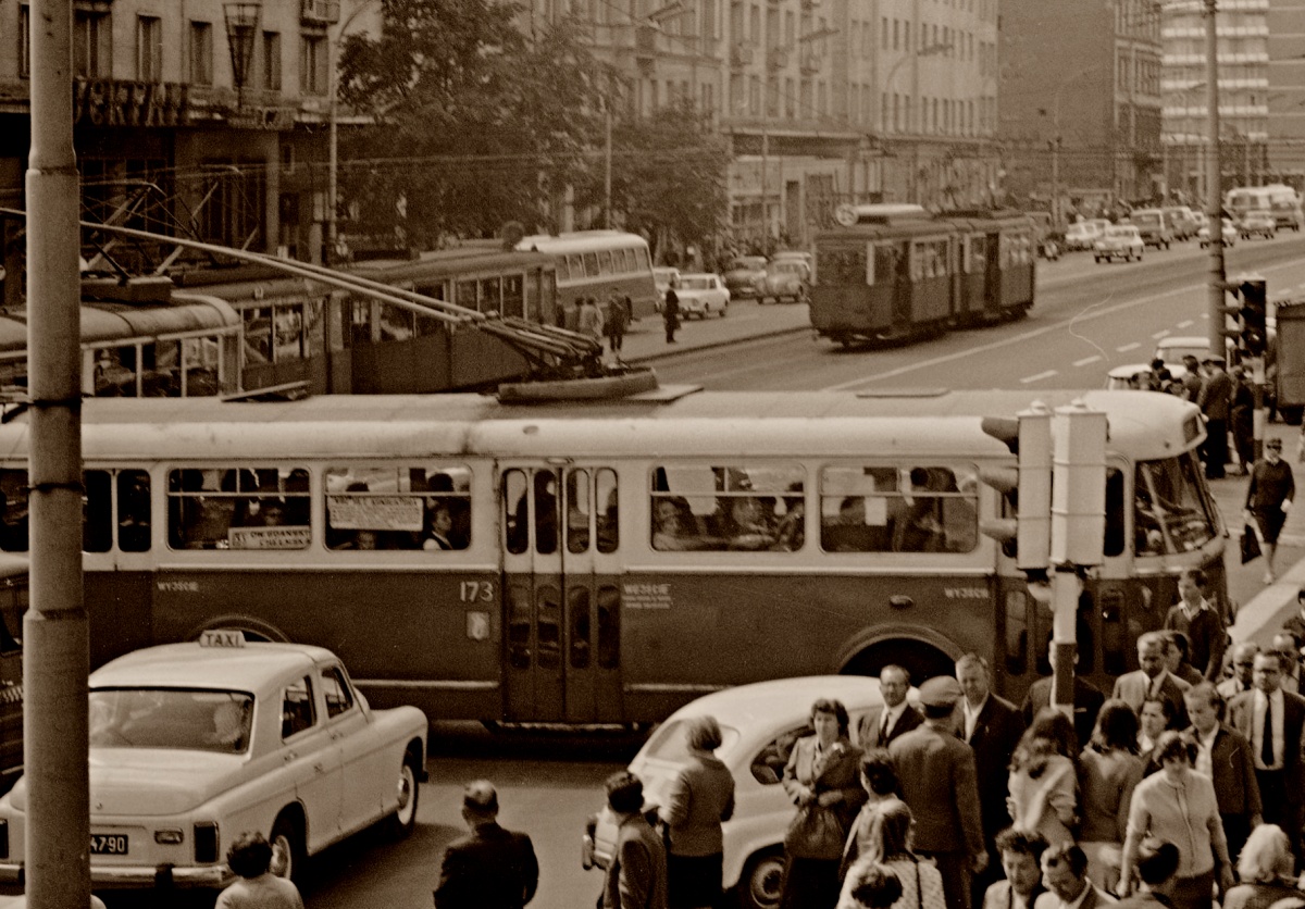 173
173: 9TR4, produkcja 1964, R9, kasacja 1972.

Foto: Grażyna Rutowska.
Zdjęcie jest własnością NAC.
Wszelkie prawa zastrzeżone.

Słowa kluczowe: Skoda9TR 173 53 KruczaAlejeJerozolimskie 1967