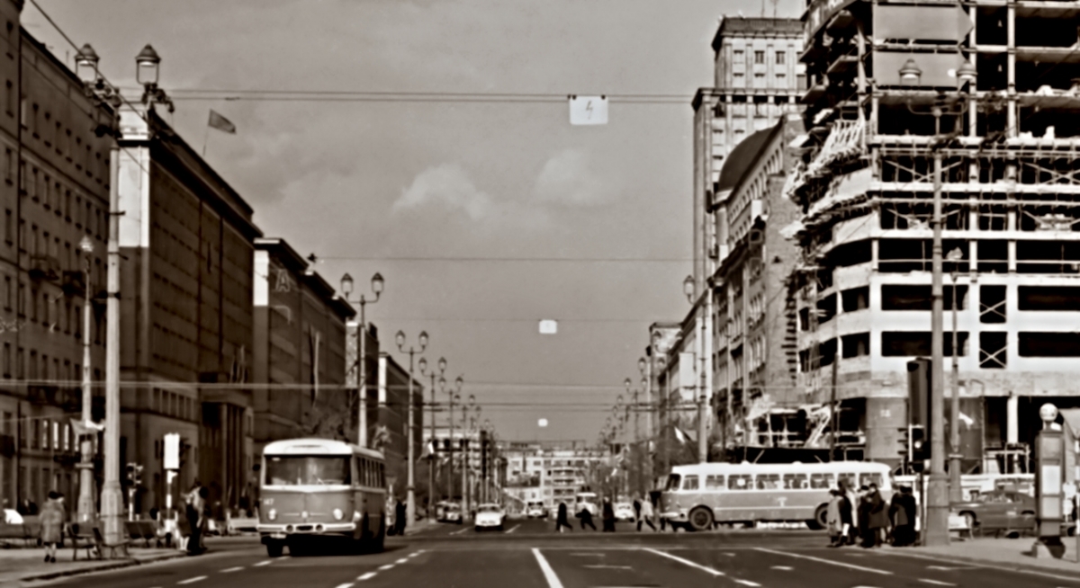 147
147: Skoda9Tr1, R9, produkcja 1962, kasacja 1970.

Foto: Jerzy Piasecki.
Zdjęcie jest własnością NAC.
Wszelkie prawa zastrzeżone.

Słowa kluczowe: Skoda9Tr 147 56 ŚwiętokrzyskaMarszałkowska 1965