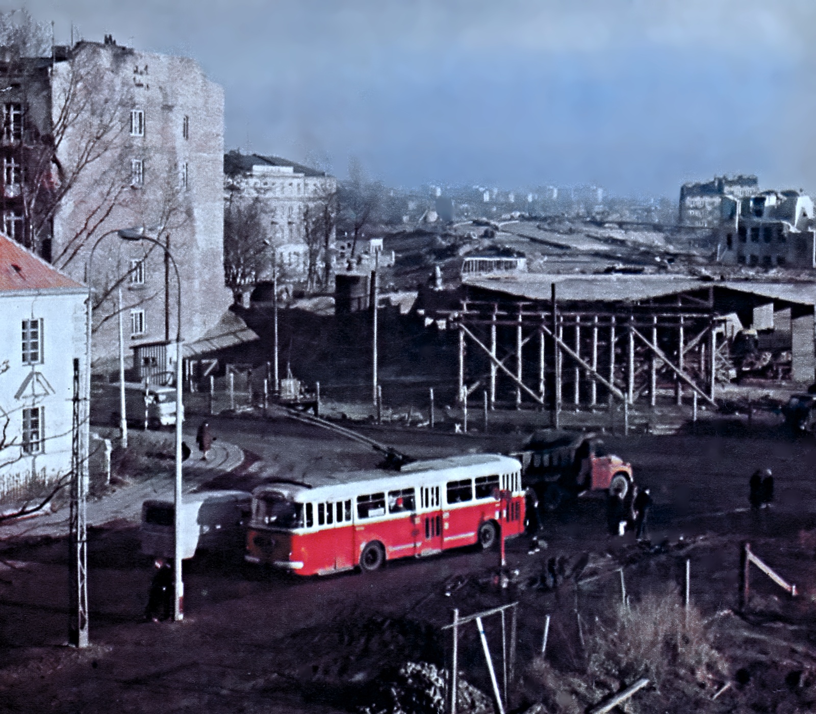 189
189: 9Tr6, produkcja 1965, R9, kasacja 1973.
Tym razem znamy numer pojazdu.
Słowa kluczowe: Skoda9Tr 189 52 MyśliwieckaRozbrat 1973