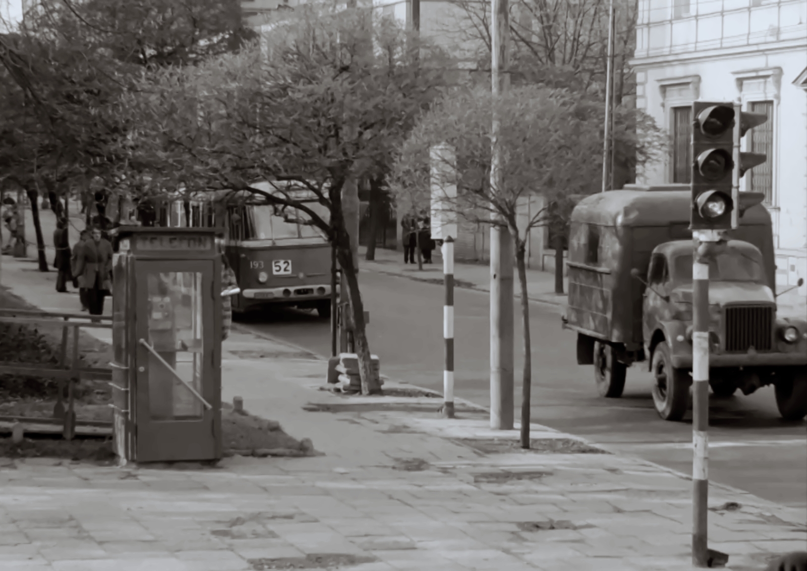 193
9Tr9: produkcja 1966, R9, kasacja w 1973. 
Po likwidacji linii trolejbusowych w Warszawie, w 1973 skasowano jako ostatnie stacjonujące na R9 następujące Skody 9Tr: 
9Tr6: 178, 179, 180, 181, 182, 183, 185, 186, 187, 188, 189, 190, 191, 192; 
9Tr9/10: 193, 195, 197, 198, 199. Jeden z tych trolejbusów już bez pałąków i osprzętu pozostał jako magazyn zamalowany wraz z szybami na blado-zielono na R9, tuż za odwieczną kwiaciarnią na rogu Chełmskiej i Czerniakowskiej aż do połowy lat 80-tych;
9Tr12: 202, 203, 205, 206, 208, 210 sprzedano do MPK Lublin. 

Foto: Stanisław Szabłowski.
Słowa kluczowe: Skoda9Tr 193 52 PięknaAlejeUjazdowskie 1972