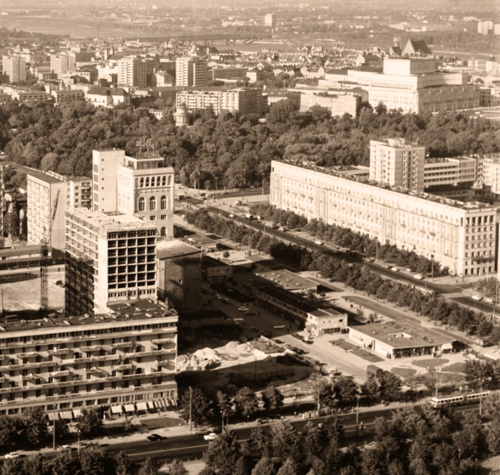 SkodaTRPrzegub
Rzadka sprawa. Wytwór CWS-u na Świętokrzyskiej. Rodzynek, bo były tylko trzy przegubowe, czteroosiowe Skody.

Foto: Jerzy Piasecki.
Zdjęcie jest własnością NAC.
Wszelkie prawa zastrzeżone.

Słowa kluczowe: SkodaTRPrzegub 56 Świętokrzyska 1967