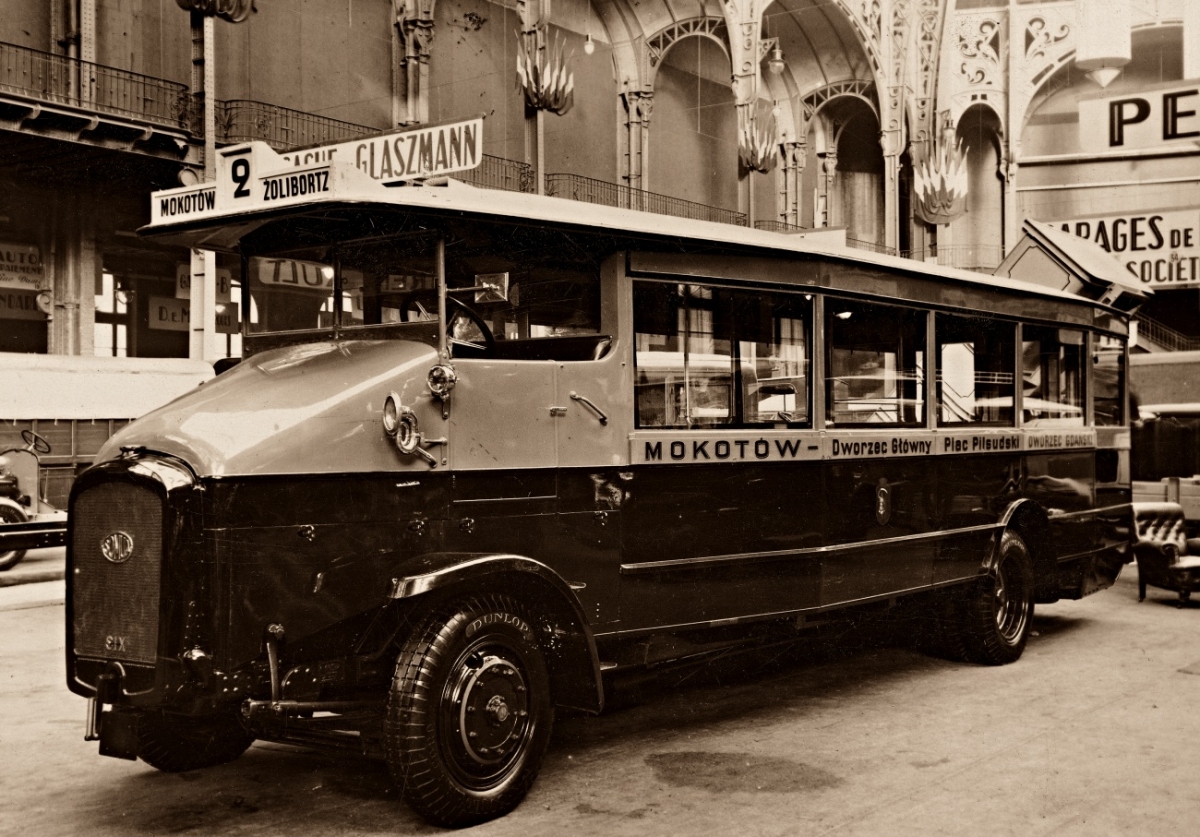 35
Somua Six - A 03-035, produkcja 1929, wpisany na stan 11.06.1930, jedyny warszawski 6-cylindrowiec, zrabowany przez Niemców w 1940 roku. Kursował głównie na linii A.
Fotografia pochodzi z wystawy w Grand Palais z 1929 roku w Paryżu.
Słowa kluczowe: SomuaSix 35 GrandPalais Paryż Francja 1929