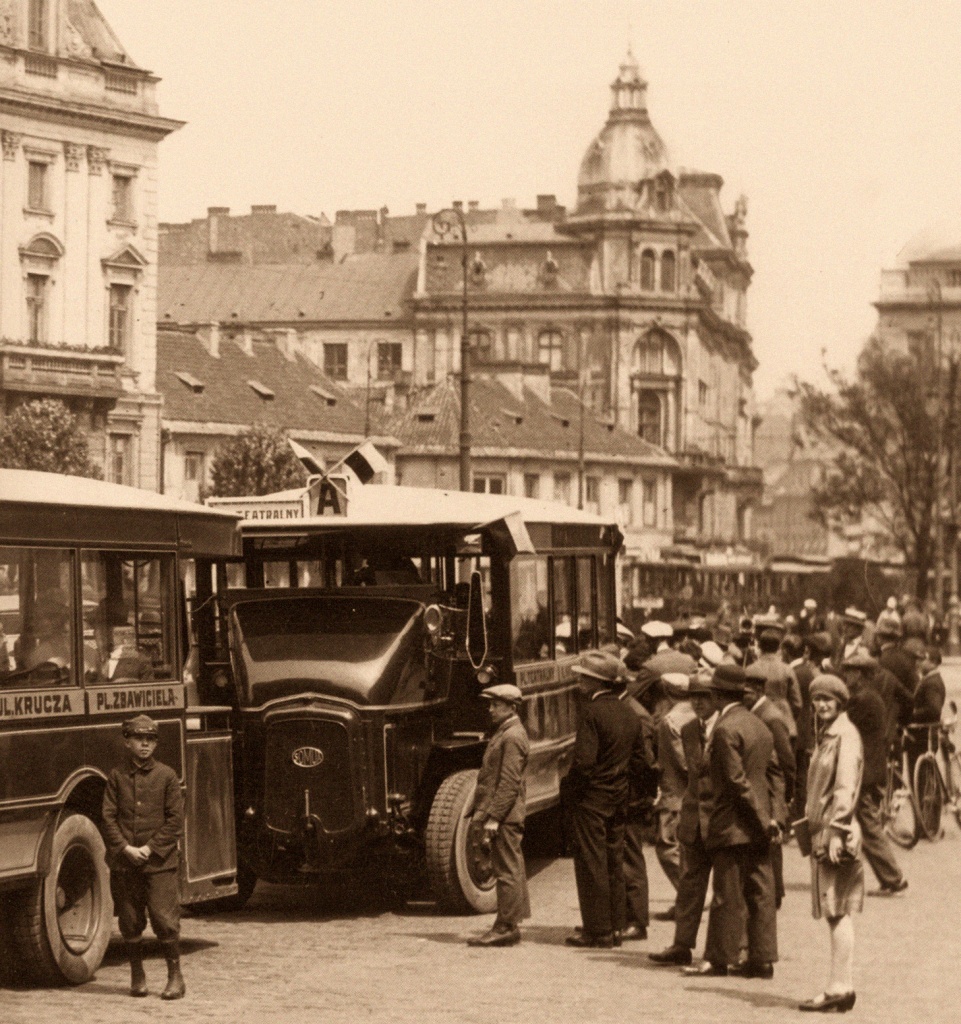 Somua
Inicjacja komunikacji autobusowej.
Słowa kluczowe: Somua A PlacTeatralny 1928