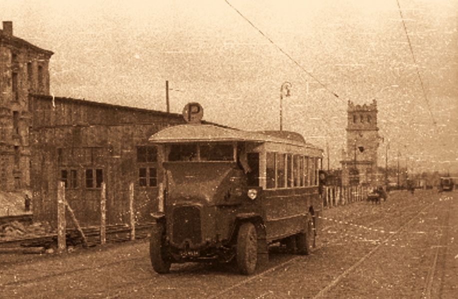 Somua
Jeden z czterech autobusów Somua które przeżyły wojnę, odbudowany na CWSie.
Z pętli przy Wersalskiej dotarł właśnie przed Muzeum Narodowe.
Słowa kluczowe: Somua P AlejeJerozolimskie 1946