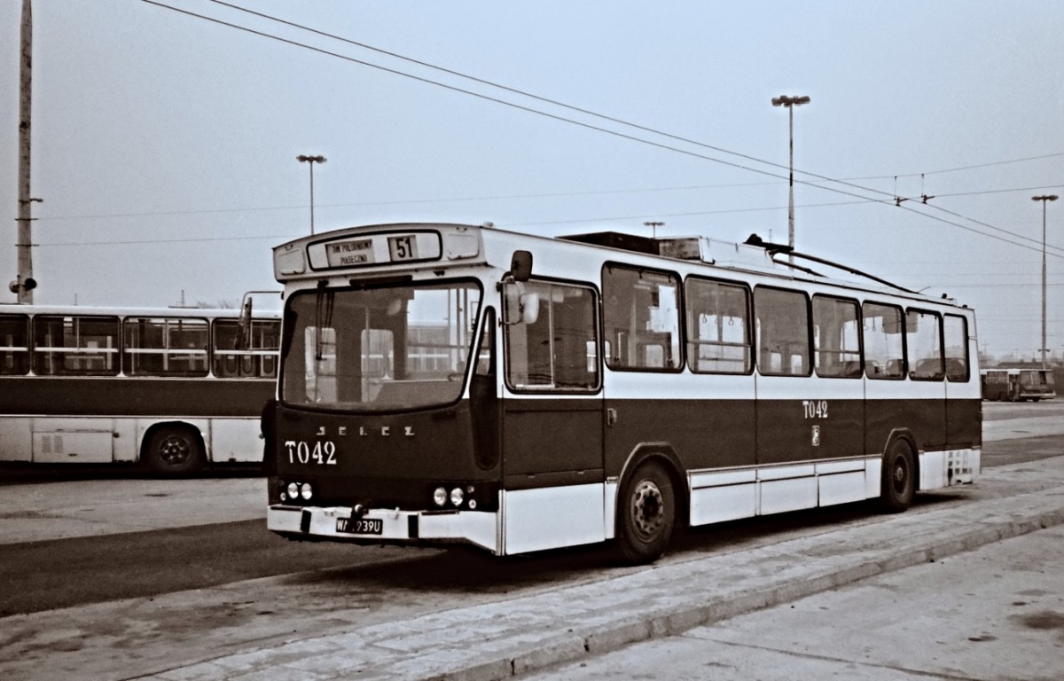 T042
Tester z lat 1983-1986.

Z archiwum MZA.
Słowa kluczowe: PR110E T042 51 ZajezdniaPiaseczno 1986