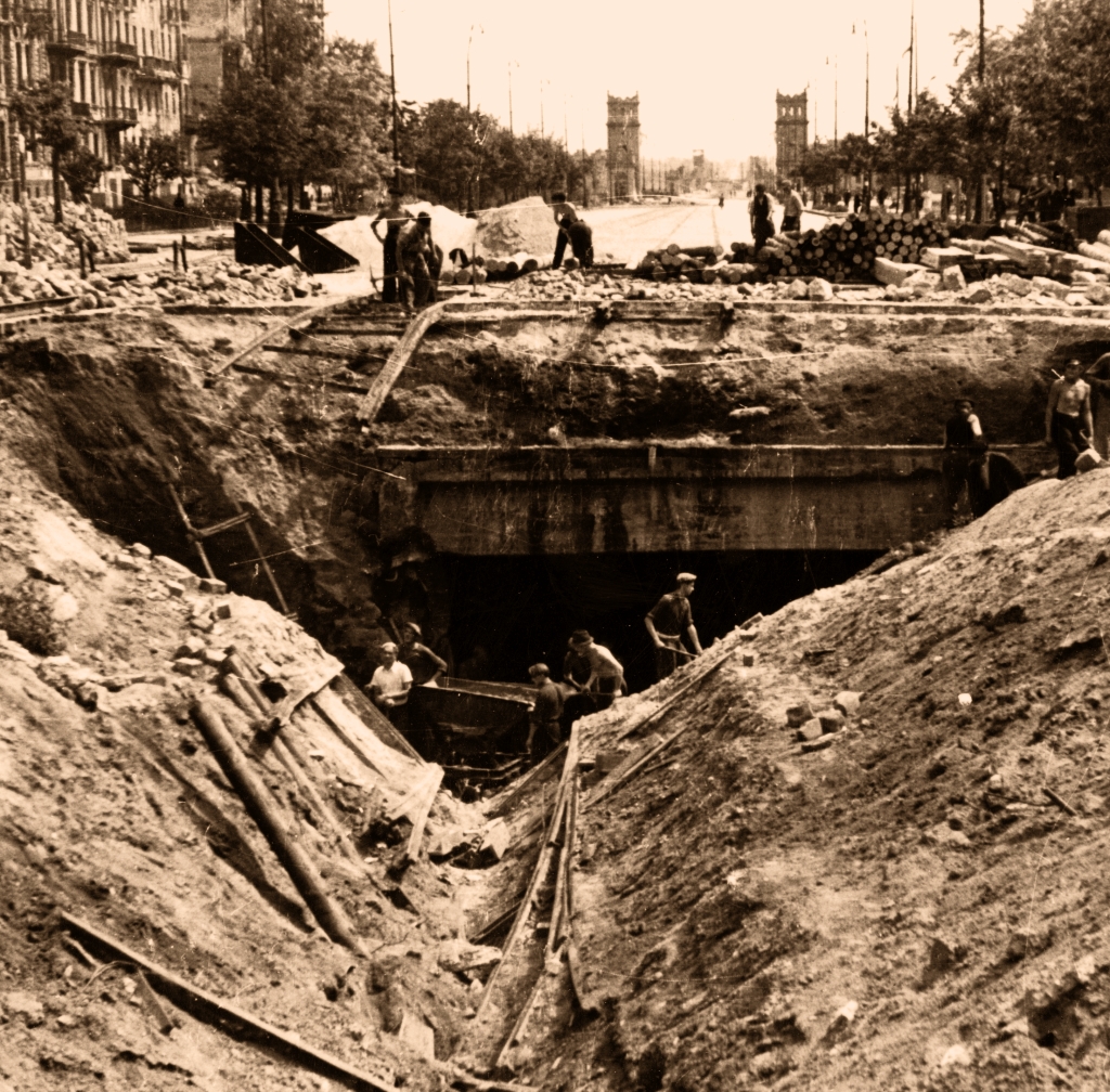 Tunel Średnicowy
Zniszczony tunel w pierwszych dniach odbudowy.

Foto: W. Żdżarski.
Zdjęcie jest własnością NAC.
Wszelkie prawa zastrzeżone.

Słowa kluczowe: TunelŚrednicowy AlejeJerozolimskieNowyŚwiat 1946