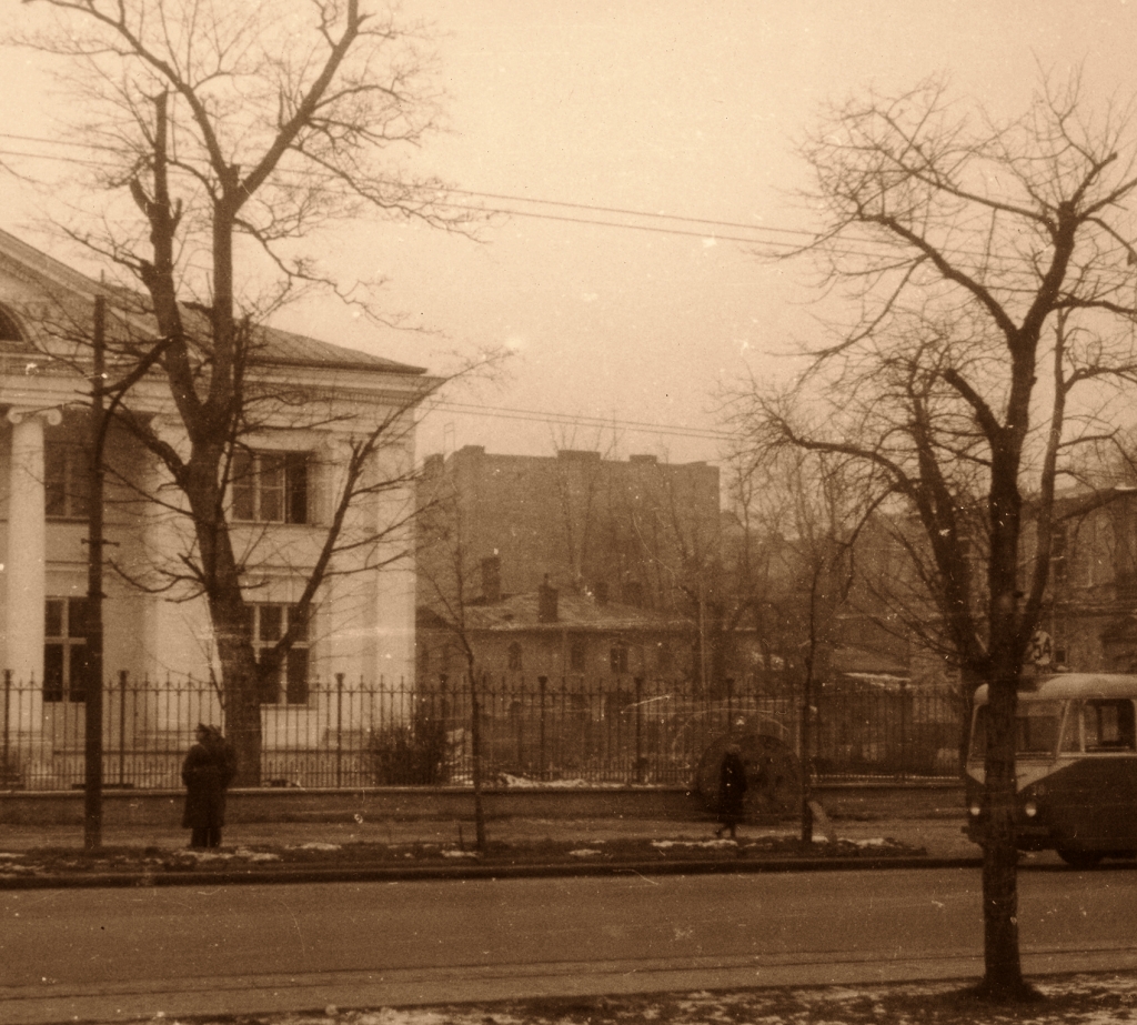 38
Nowiutka Vetra w Alejech Ujazdowskich.

Foto: Stefan Rassalski
Zdjęcie jest własnością NAC.
Wszelkie prawa zastrzeżone.
Słowa kluczowe: VetraVBRh 38 54 AlejeUjazdowskie 1948