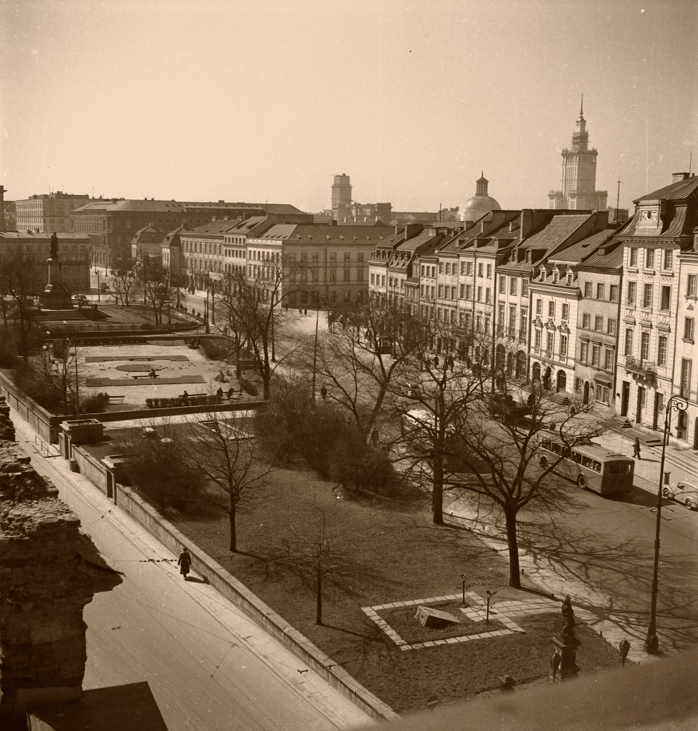 45
45: produkcja 1949, kasacja 1965.

Foto: Zbyszko Siemaszko.
Zdjęcie jest własnością NAC.
Wszelkie prawa zastrzeżone.

Słowa kluczowe: VetraVBRh 45 51 KrakowskiePrzedmieście 1954