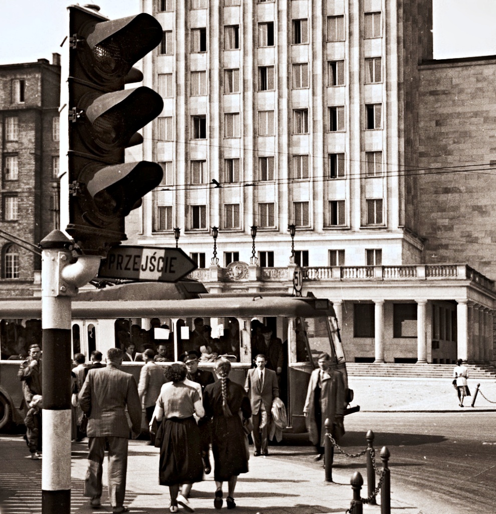 VetraVBRh
Z ostatniej serii 52-55, z racji zabudowy silnika na dachu.

Foto: Zbyszko Siemaszko.
Zdjęcie jest własnością NAC.
Wszelkie prawa zastrzeżone.

Słowa kluczowe: VetraVBRh 51 PlacPowstańcówWarszawyŚwiętokrzyska 1955