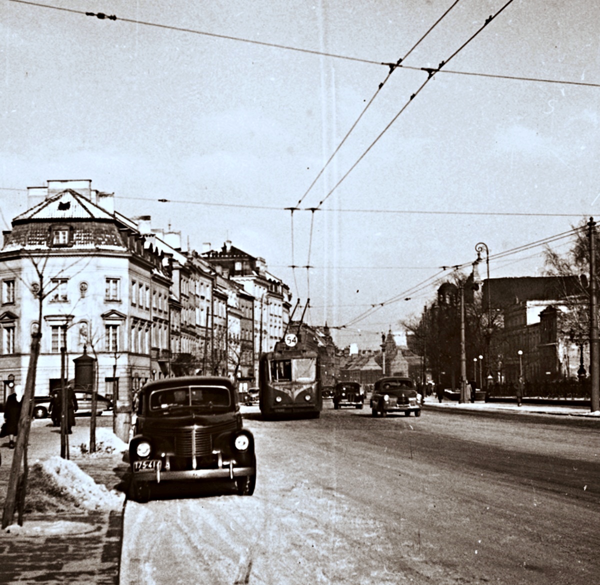 52
Zieleń i krem, takie miał fabryczne barwy.
52: produkcja 1949, R8(Łazienkowska), kasacja 1965.

Foto: Zbyszko Siemaszko.
Zdjęcie jest własnością NAC.
Wszelkie prawa zastrzeżone.

Słowa kluczowe: VetraVRBh 52 54 KrakowskiePrzedmieście 1958