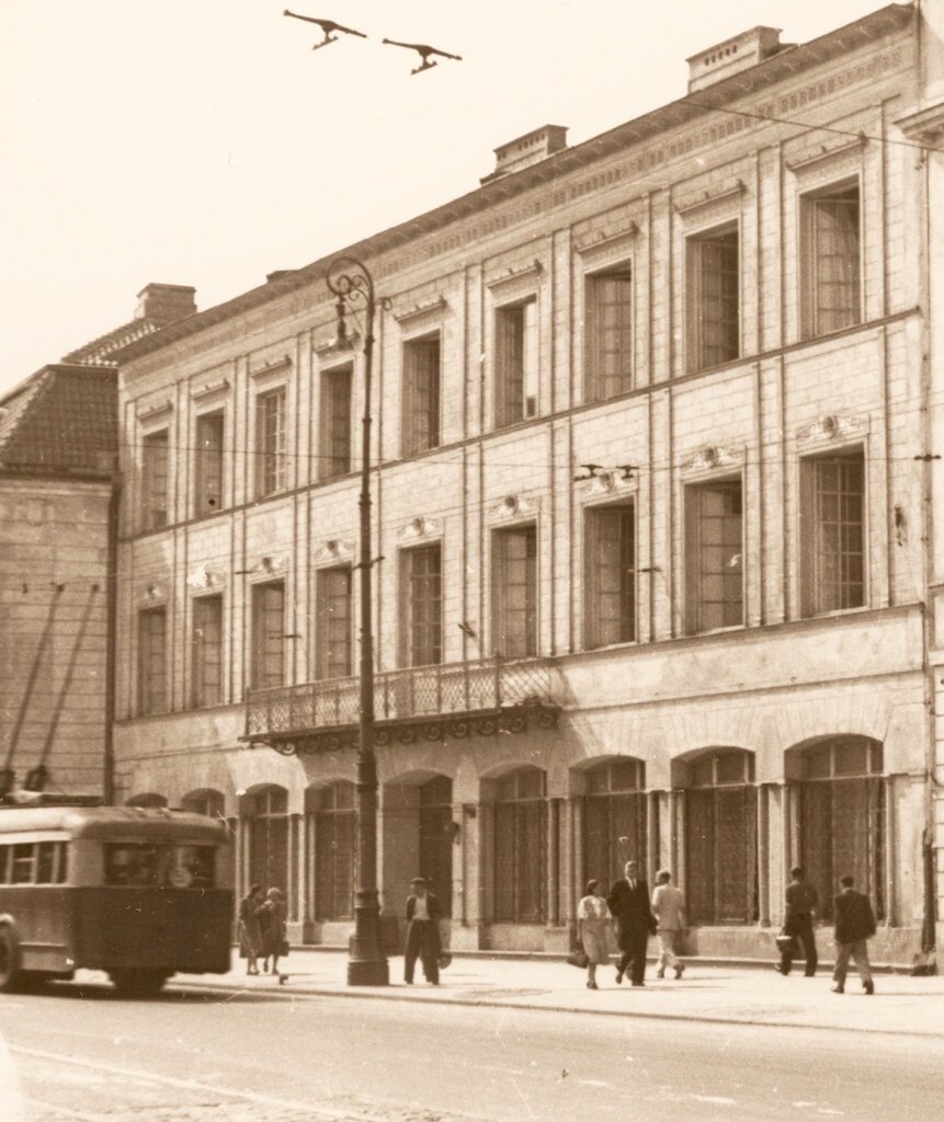 Vetra VRBh
A tu na Królewskim Szlaku ucieka ruski trolejbus.

Foto: Stefan Rassalski.
Zdjęcie jest własnością NAC.
Wszelkie prawa zastrzeżone.

Słowa kluczowe: VetraVRBh 51 KrakowskiePrzedmieście 1952