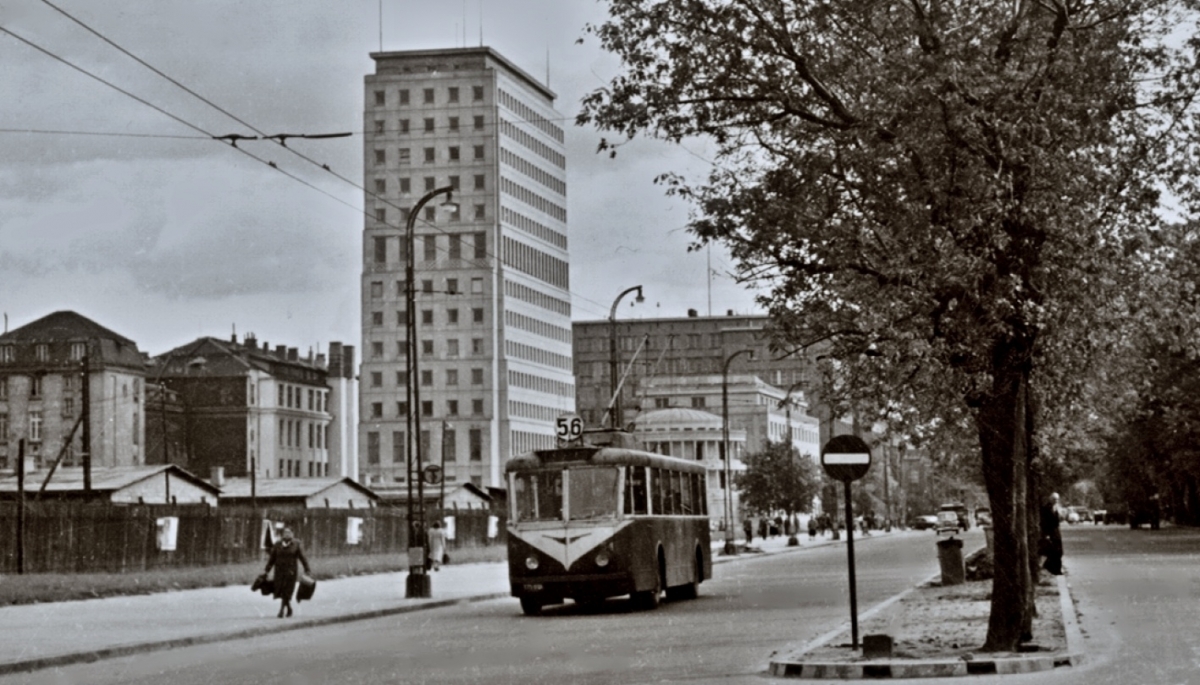 54
54: produkcja 1949, R8(Łazienkowska), R9, kasacja 1965.

Z archiwum MZA.
Słowa kluczowe: VetraVBRh 54 56 Chałubińskiego 1958