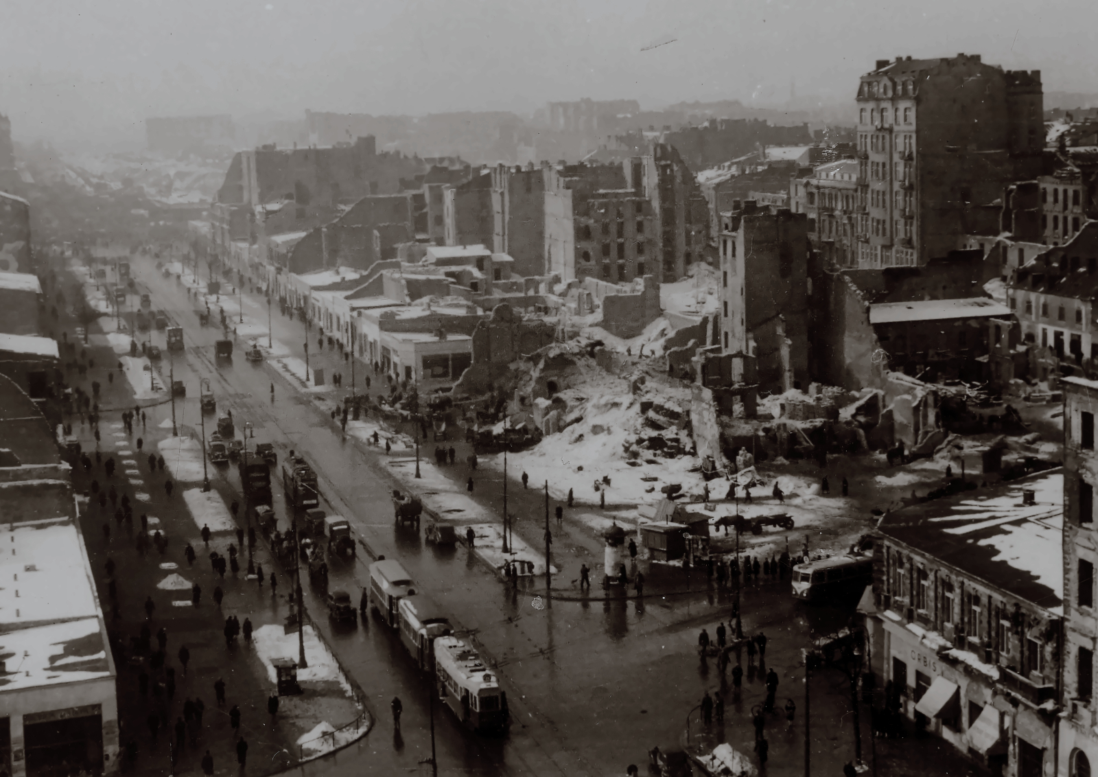 32
Foto: NAC.
Słowa kluczowe: VetraVBRh 32 A B KruczaAlejeJerozolimskie 1947