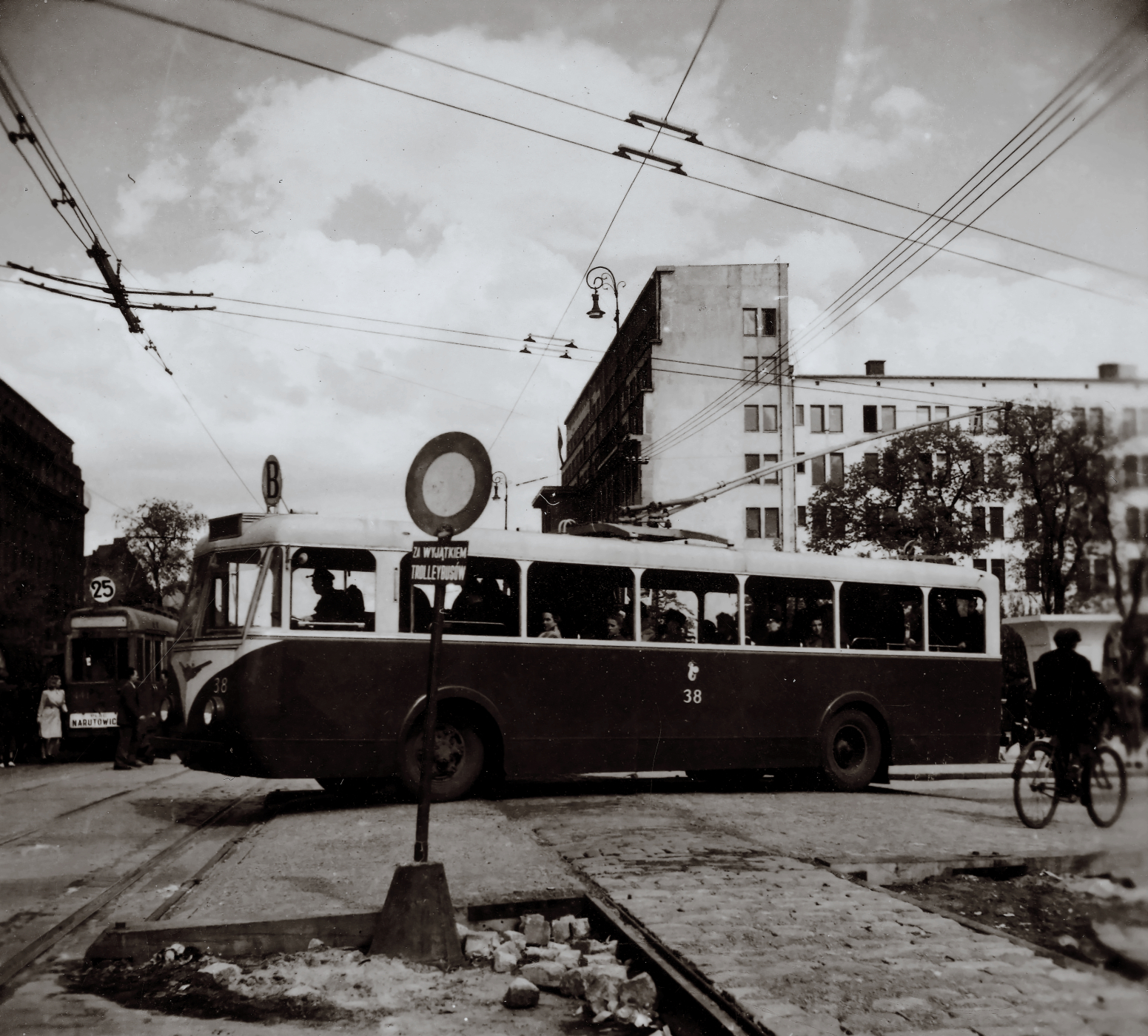 38
Foto: NAC.
Słowa kluczowe: VetraVBRh 38 B BrackaAlejeJerozolimskie 1947