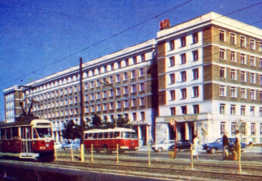 JelczMEX272
Wiemy, że auto jest z Redutowej. Małą czcionką  ma numery taborowe - więc lata 60-te. Pytanie jest gdzie właśnie pomyka? Ten neon na bank jest jasny, mimo swej czerwoności...
Słowa kluczowe: MEX272 196x