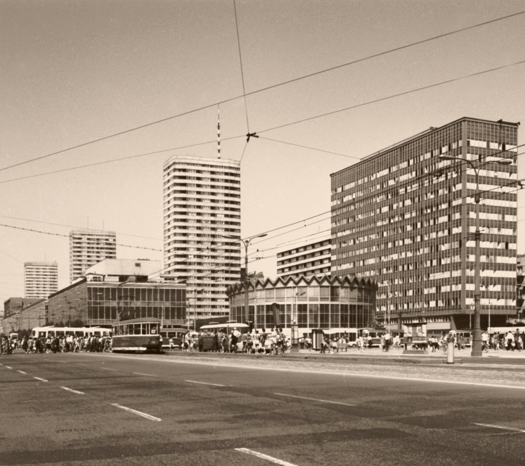 112
Jeszcze bez ronda.

Foto: Jerzy Piasecki.
Zdjęcie jest własnością NAC.
Wszelkie prawa zastrzeżone.

Słowa kluczowe: Wagon13N 112 36 MarszałkowskaAlejeJerozolimskie 1968