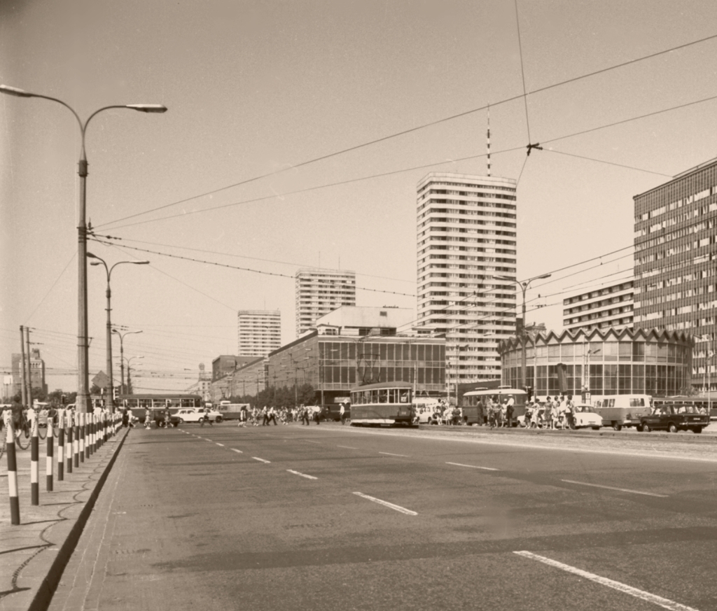 112
Foto: Jerzy Piasecki.
Zdjęcie jest własnością NAC.
Wszelkie prawa zastrzeżone.

Słowa kluczowe: Wagon13N 112 36 AlejeJerozolimskieMarszałkowska 1968