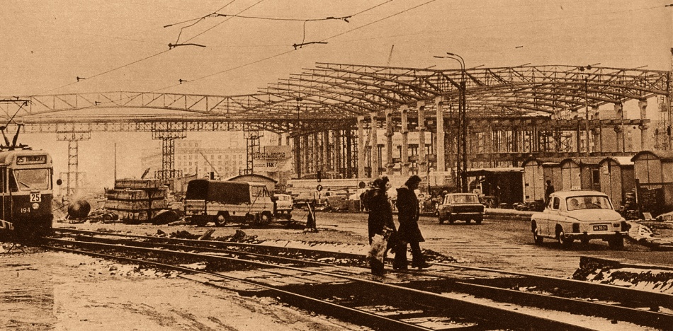 194
Dworzec Centralny w budowie.
Widać akurat nasuwanie boczne przęseł dachowych.
Słowa kluczowe: Wagon13N 194 25 AlejeJerozolimskieEmiliiPlater 1974