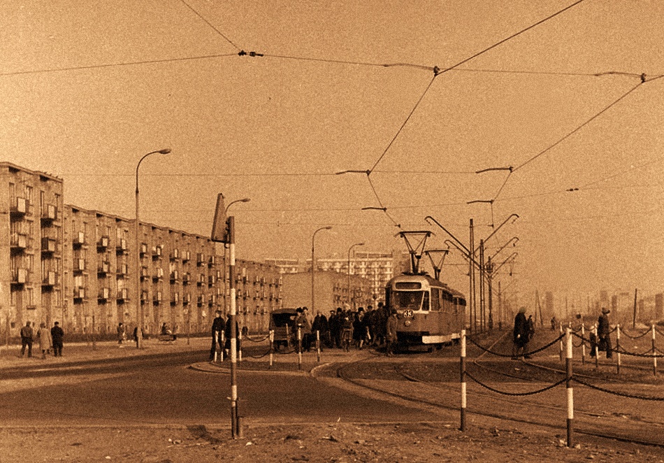 Wagon 13N
Na pętli 33 przy Broniewskiego.
Słowa kluczowe: Wagon13N 33 Broniewskiego 1968