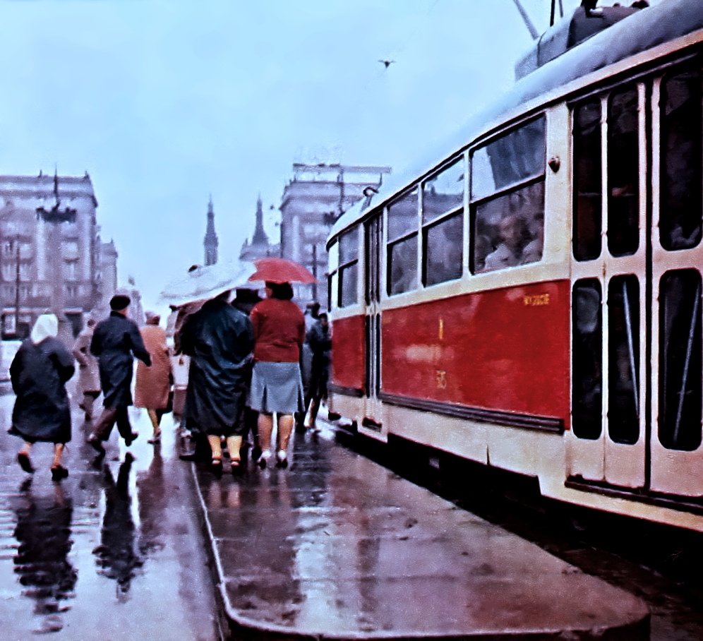 515
Ostatni z kolejowymi oknami.

Foto: Józef Kicman.
Słowa kluczowe: Wagon13N 515 PlacKonstytucji 1964