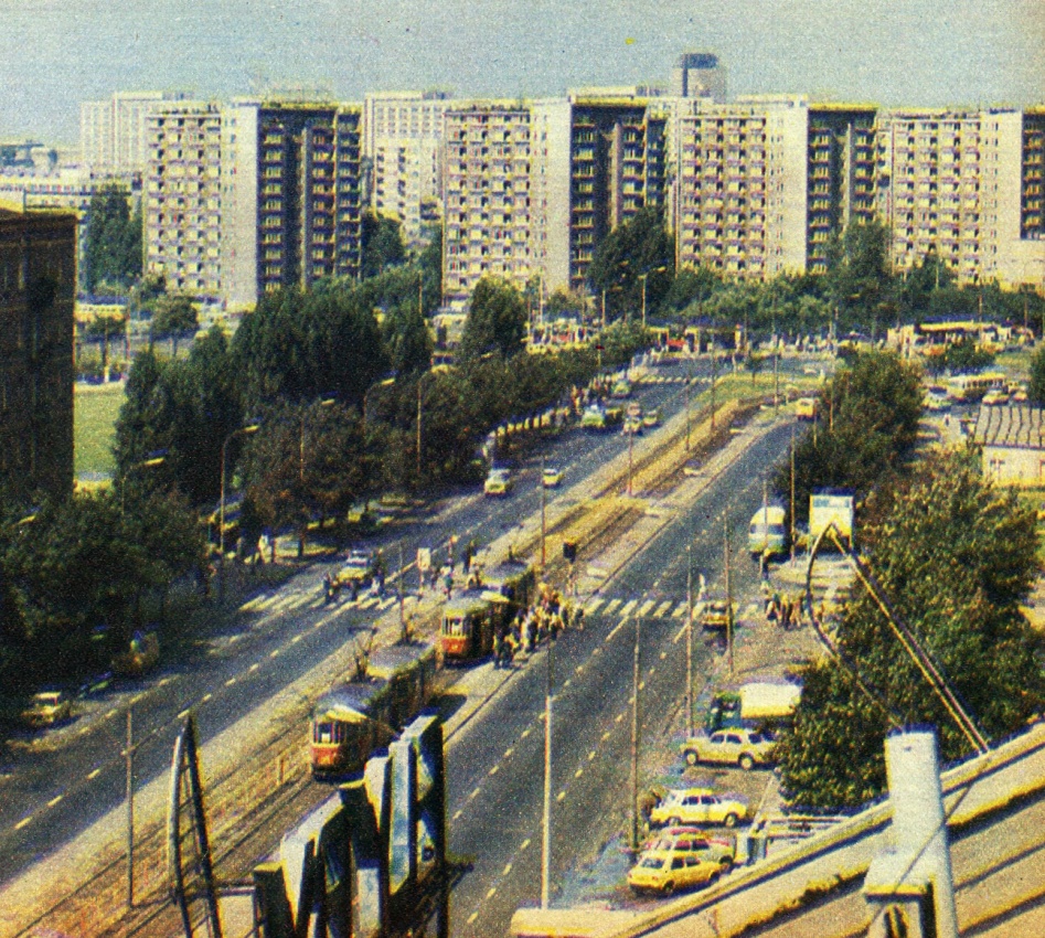 Wagon 13N
Parówki na Grójeckiej z widokiem na Plac Zawiszy i Osiedle Srebrna.
Słowa kluczowe: Wagon13N Grójecka 1976