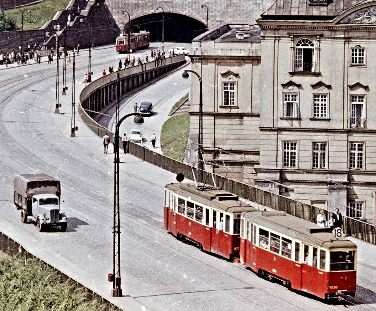 877+1830
877: 4N1, produkcja 1961, w maju 1965 przekazany do Poznania. Przedostatnia (878 był najwyższym numerem) skrzynka zakupiona do Warszawy. 
1830: 4ND, produkcja 1958, w 1964 przekazany do Krakowa na 641II.

Foto: Zbyszko Siemaszko.
Zdjęcie jest własnością NAC.
Wszelkie prawa zastrzeżone.

Słowa kluczowe: Wagon4N 877+4ND 1830 18 TrasaWZ 1962