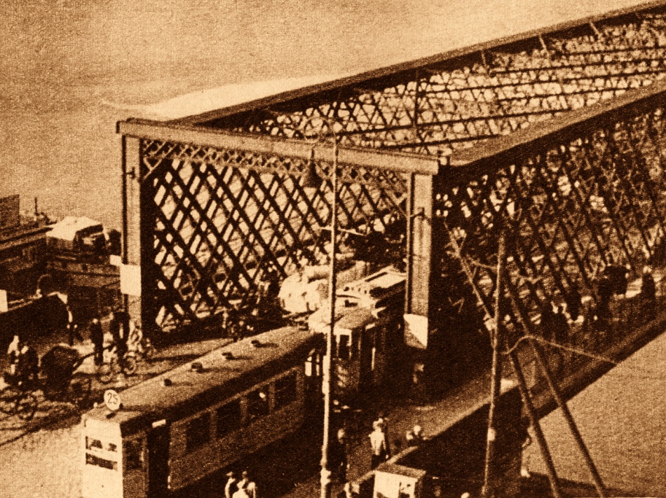Wagon A+P14
Przedwojenny skład wjeżdża na Most Kierbedzia.
Słowa kluczowe: WagonA+P14 25 MostKierbedzia 1938