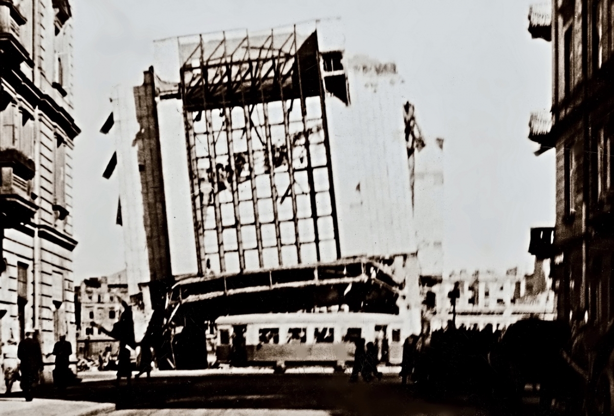 WagonA+P14
Przedwojenny zestaw na tle zburzonego Dworca Głównego.

Zdjęcie jest własnością NAC.
Wszelkie prawa zastrzeżone.

Słowa kluczowe: WagonA+P14 AlejeJerozolimskie 1947