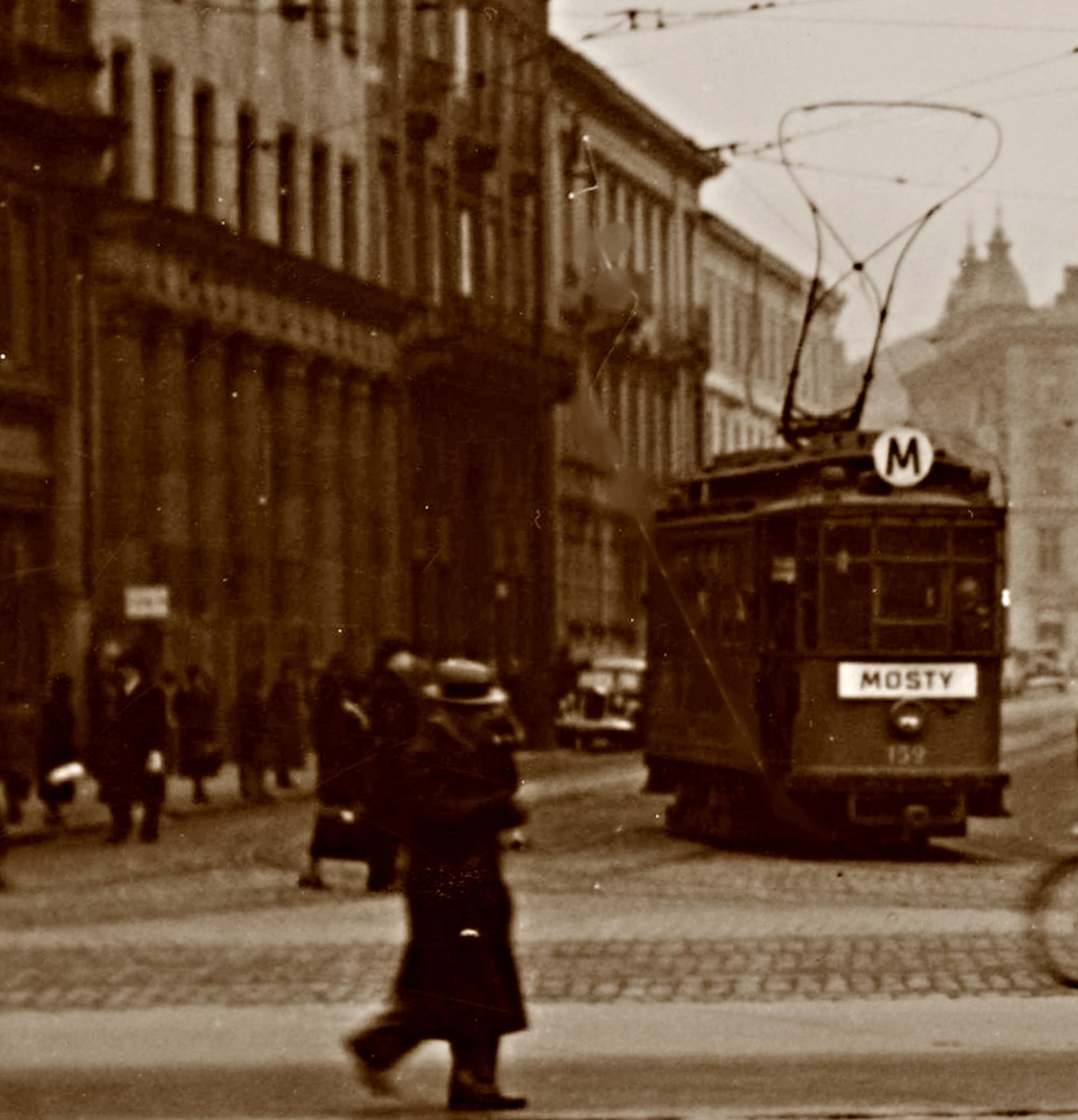 152
Skręt z Królewskiej w Krakowskie przedmieście.
152: produkcja 1906, kasacja 1950.

Zdjęcie jest własnością NAC.
Wszelkie prawa zastrzeżone.

Słowa kluczowe: WagonA 152 M KrólewskaKrakowskiePrzedmieście 1937