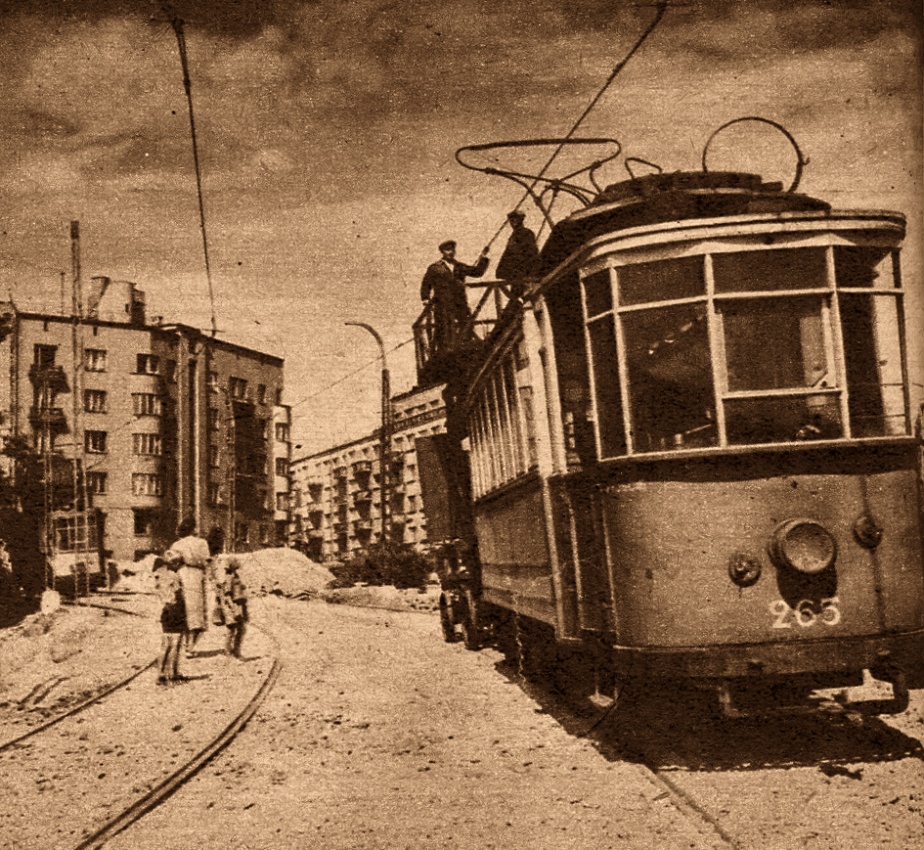 265
W 1957 kończono jak widać prace przy budowie linii tramwajowej do Wilanowa.
Słowa kluczowe: WagonA 265 GoworkaChocimskaSpacerowa 1957