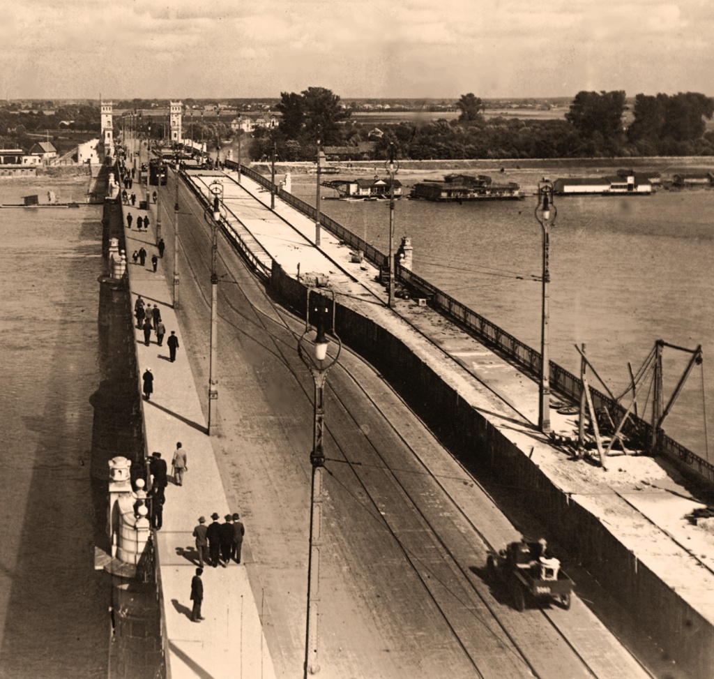 WagonA 
Odbudowa Mostu Poniatowskiego. 
Idealny porządek na placu budowy.

Zdjęcie jest własnością NAC.
Wszelkie prawa zastrzeżone.

Słowa kluczowe: WagonA MostPoniatowskiego 1927