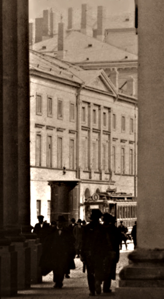 WagonA
Kogucik wjeżdża na Plac Krasińskich.
A którędy podąża i z jakiego podcienia wykonał fotograf zdjęcie?


Słowa kluczowe: WagonA O PlacKrasińskich 1930