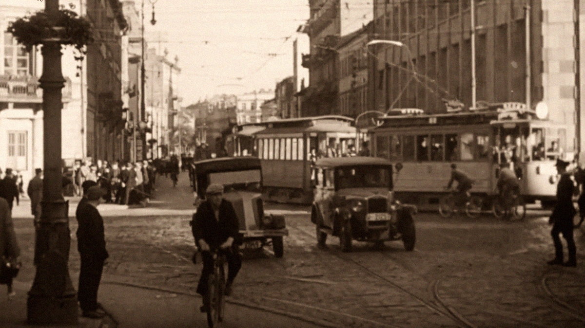 WagonC+P10+P10
Potrójniak wyjeżdża z ulicy Nowy Świat.
Słowa kluczowe: WagonC+P10+P10 2 NowyŚwiatAlejeJerozolimskie 1936