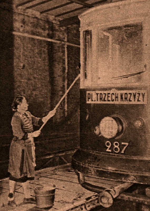 287
Wagon D w zajezdni podczas mycia.
Słowa kluczowe: WagonD 287 1947