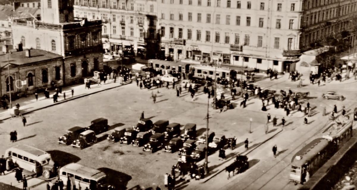 WagonF+P12
Plac przed Dworcem Wiedeńskim. 

Słowa kluczowe: WagonF+P12 AlejeJerozolimskie 1935
