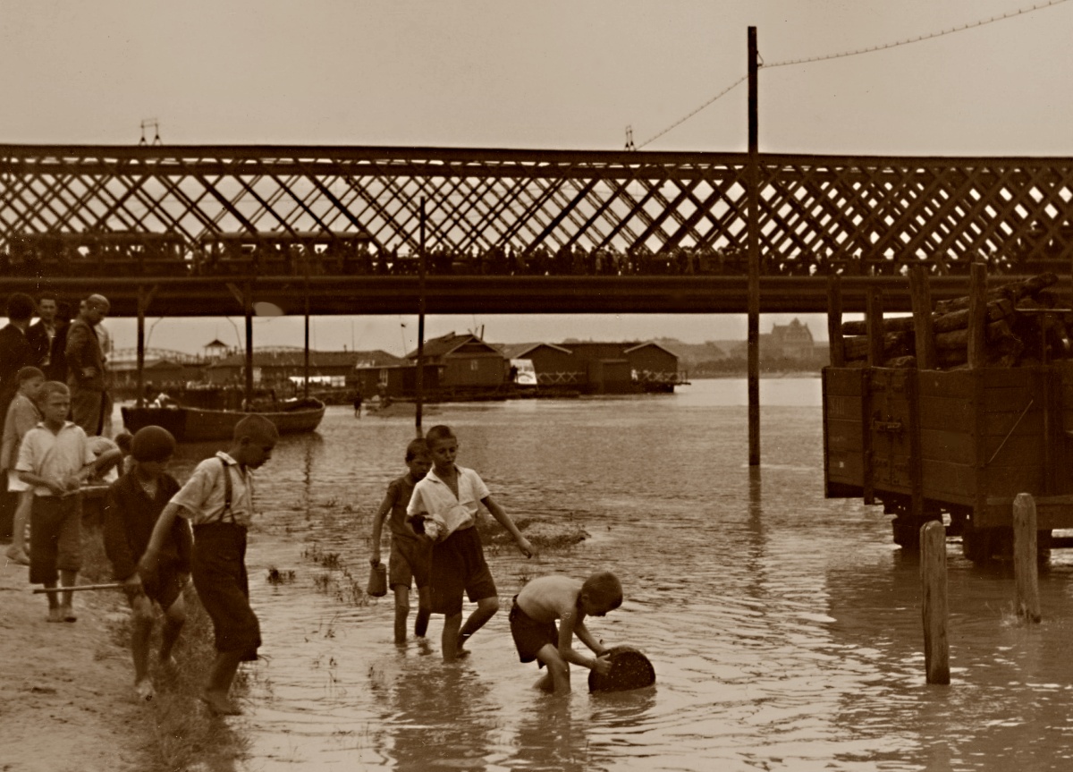 WagonF+P14
Powódź.

Zdjęcie jest własnością NAC.
Wszelkie prawa zastrzeżone.

Słowa kluczowe: WagonF+P14 MostKierbedzia 1934