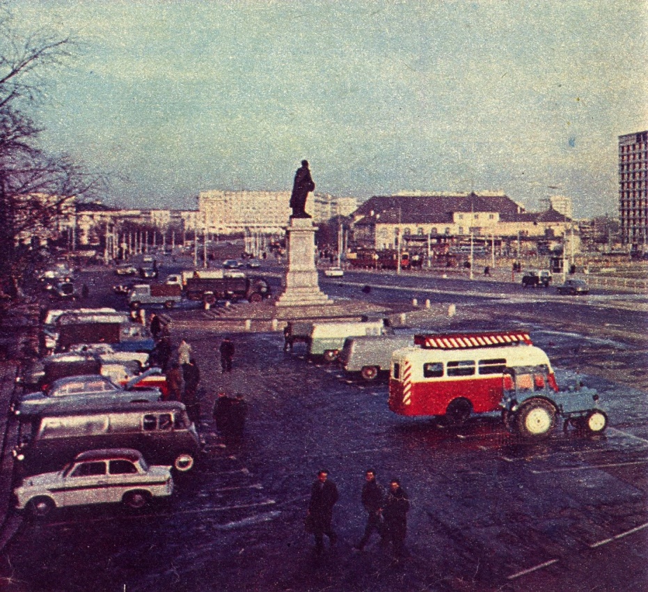 Wagon F
Wjeżdża na Plac Bankowy.
Jednak na pierwszym planie tramwajowy sieciowy wóz techniczny. 
Słowa kluczowe: WagonF PlacBankowy 1965