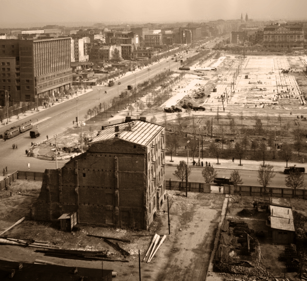 WagonH+P15
Kamienica na pierwszym planie przeznaczona do rozbiórki.

Foto: Zbyszko Siemaszko.
Zdjęcie jest własnością NAC.
Wszelkie prawa zastrzeżone.

Słowa kluczowe: WagonH+P15 MarszałkowskaŚwiętokrzyska 1955