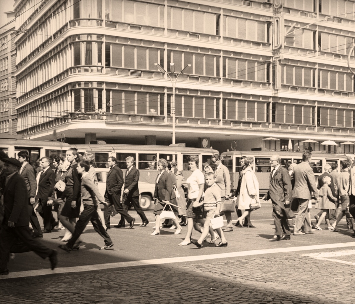 WagonK+ND+ND
Wagon K już pojechał z kadru, na fotografii widzimy jedynie dwie doczepy.

Foto: Grażyna Rutowska.
Zdjęcie jest własnością NAC.
Wszelkie prawa zastrzeżone.

Słowa kluczowe: WagonK+ND+ND AlejeJerozolimskieKrucza 1968