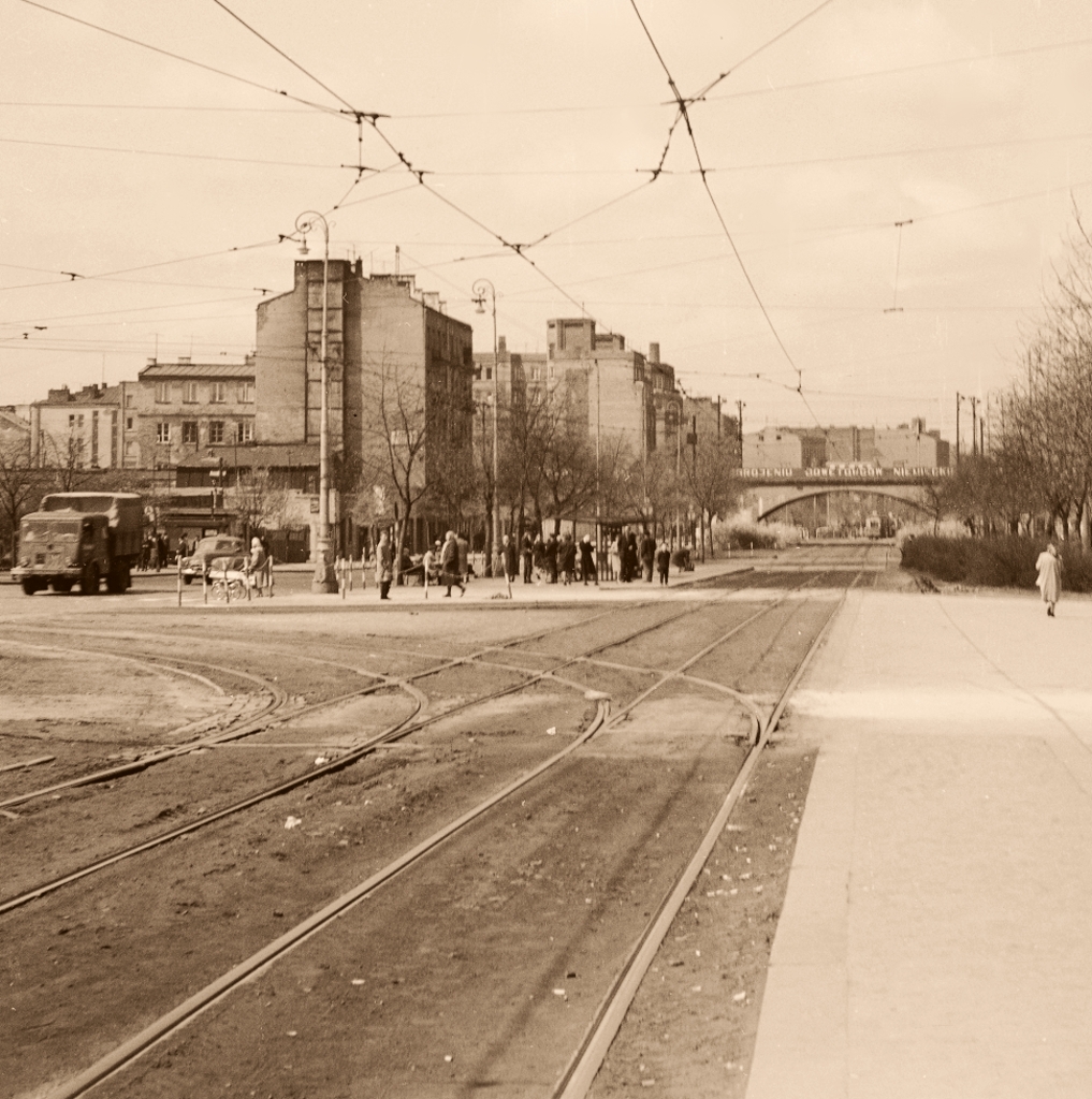 WagonK+P15
Przedwojenny skład pojechał w Targową.

Foto: Lech Zielaskowski.
Zdjęcie jest własnością NAC.
Wszelkie prawa zastrzeżone.

Słowa kluczowe: WagonK+P15 3 Targowa 1965