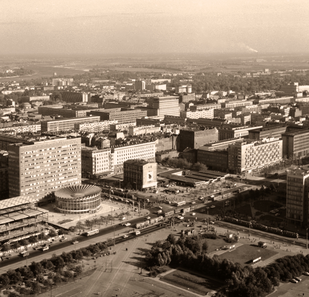 WagonK+P15
Kamienica w centrum zdjęcia już nie istnieje. Zbudowano tam Hotel Forum, a po niej pozostał do dzisiaj w formie pomnika jedynie fragment ceglanego muru ku pamięci rozstrzelanych tam podczas II wojny mieszkańców Warszawy. 

Foto: Jerzy Piasecki.
Zdjęcie jest własnością NAC.
Wszelkie prawa zastrzeżone.

Słowa kluczowe: WagonK+P15 MarszałkowskaAlejeJerozolimskie 1966