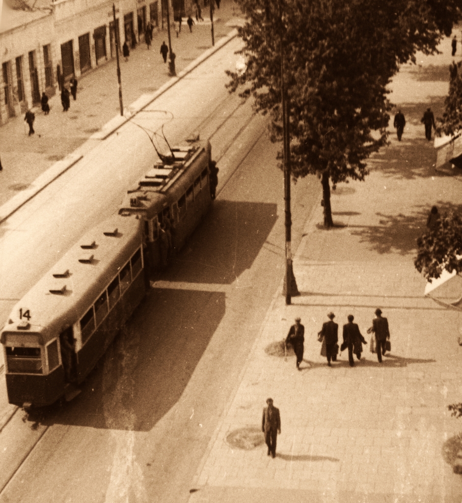 1354
Tutaj także poniemiecki świetlik na Wagonie K. 

Foto: Stefan Rassalski.
Zdjęcie jest własnością NAC.
Wszelkie prawa zastrzeżone.

Słowa kluczowe: WagonK+P15 1354 14 MarszałkowskaPlacUniiLubelskiej 1947