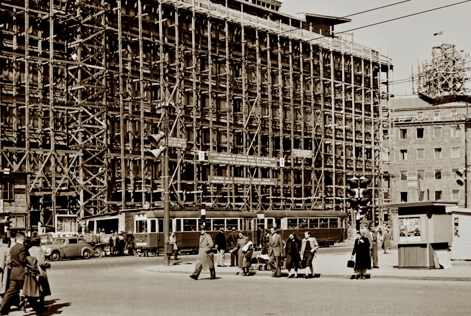 403
Zdjęcie jest własnością NAC.
Wszelkie prawa zastrzeżone.

Słowa kluczowe: WagonK 403+P15 25 AlejeJerozolimskieKrucza 1949