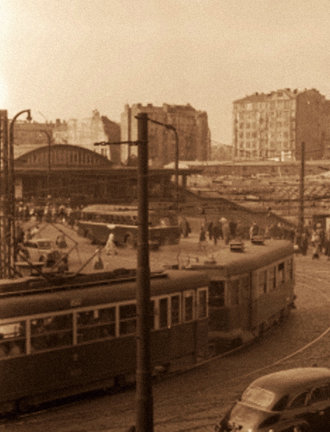 405
Stare tramwaje, stary dworzec, stare kamienice.
Z archiwum Stolicy.
Słowa kluczowe: WagonK 405 Marszałkowska 1958
