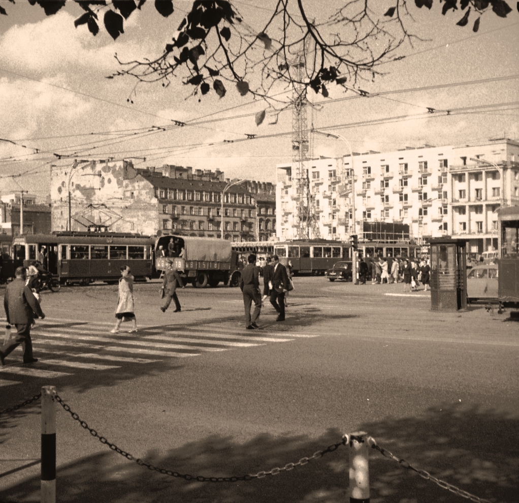 417
Marszałkowska wciąż jeszcze mocno goła.

Foto: Zbigniew Szczypka.
Zdjęcie jest własnością NAC.
Wszelkie prawa zastrzeżone.



Słowa kluczowe: WagonK 417 17 AlejeJerozolimskieMarszałkowska 1961