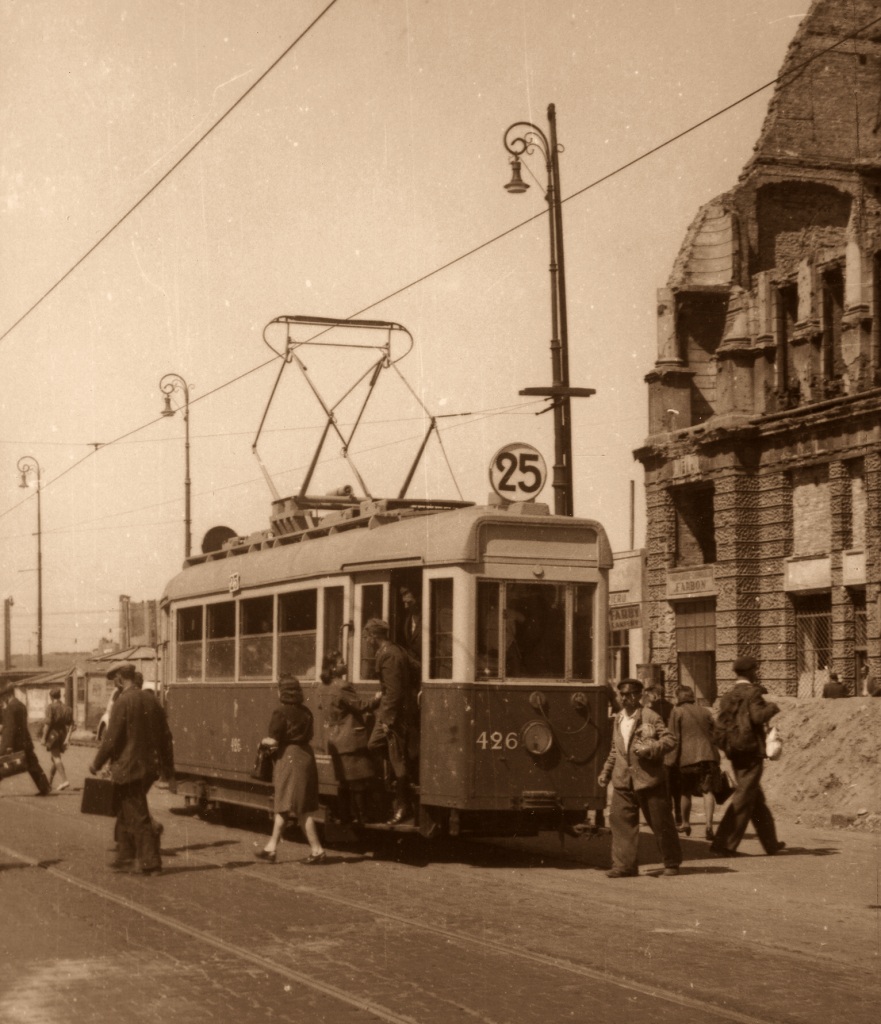 426
A gdzież to 25 się znajduje w pojedynkę? Czy ktoś potrafi wskazać także datę?

Foto: Stefan Rassalski.
Zdjęcie jest własnością NAC.
Wszelkie prawa zastrzeżone.
Słowa kluczowe: WagonK 426 AlejeJerozolimskie 25 1946